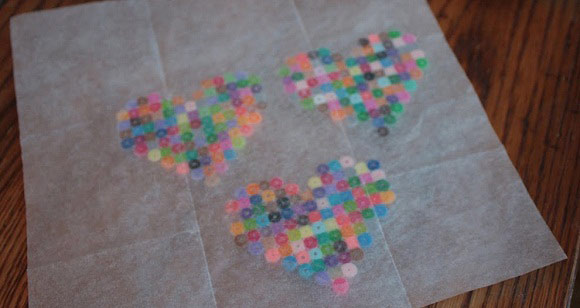 Gấp hình trái tim bằng hạt nhựa nhiều màu sắc